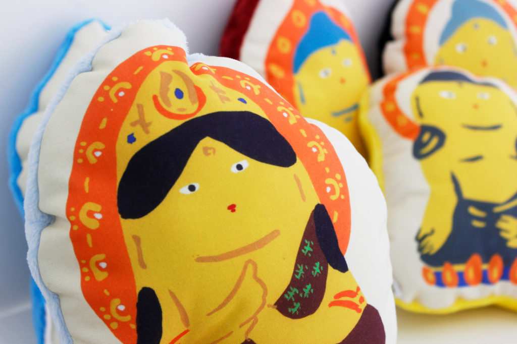 高野山のお坊さんとのコラボレーション！　お寺文化を楽しむ新グッズ、「そばに置いてハッとする 抱きしめてホッとする リバーシブルみほとけ抱クッション」