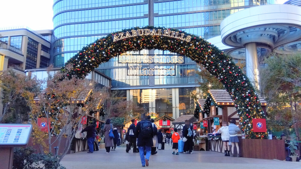 クリスマスの準備期間から当日まで、心弾む時間を長く楽しめる冬市、麻布台ヒルズのクリスマスマーケット「AZABUDAI HILLS Christmas Market 2025」