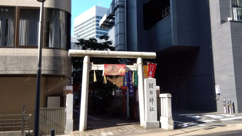 六本木芋洗坂に鎮座、草創は平安時代という朝日神社と脇宮にご参拝。２月中は地口行燈が21:00まで境内を彩ります